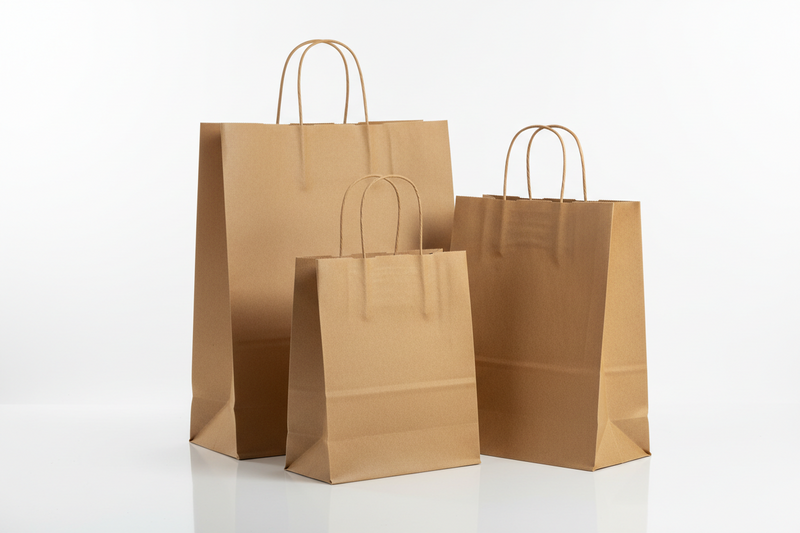 Bolsas de papel kraft con asa en diferentes tamaños. Bolsas con asa de papel kraft grandes, pequeñas y medianas